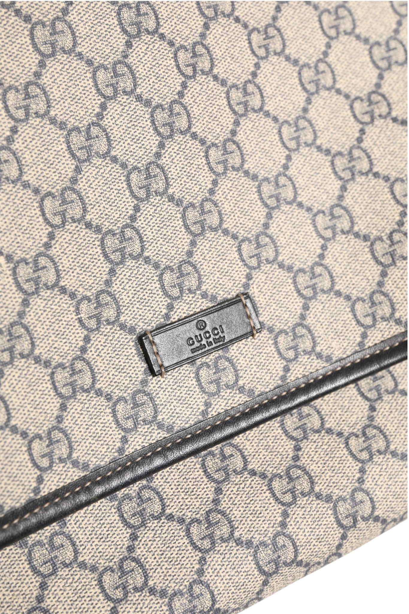Gucci GG Supreme Messenger Bag | Regal Royce