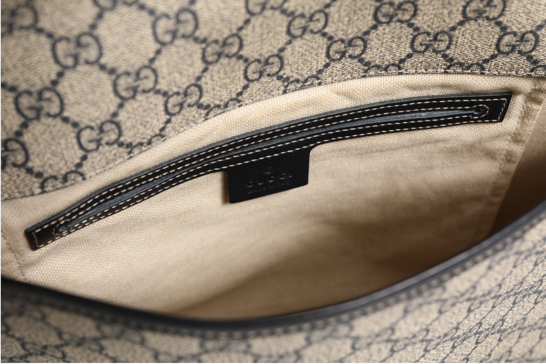 Gucci GG Supreme Messenger Bag | Regal Royce