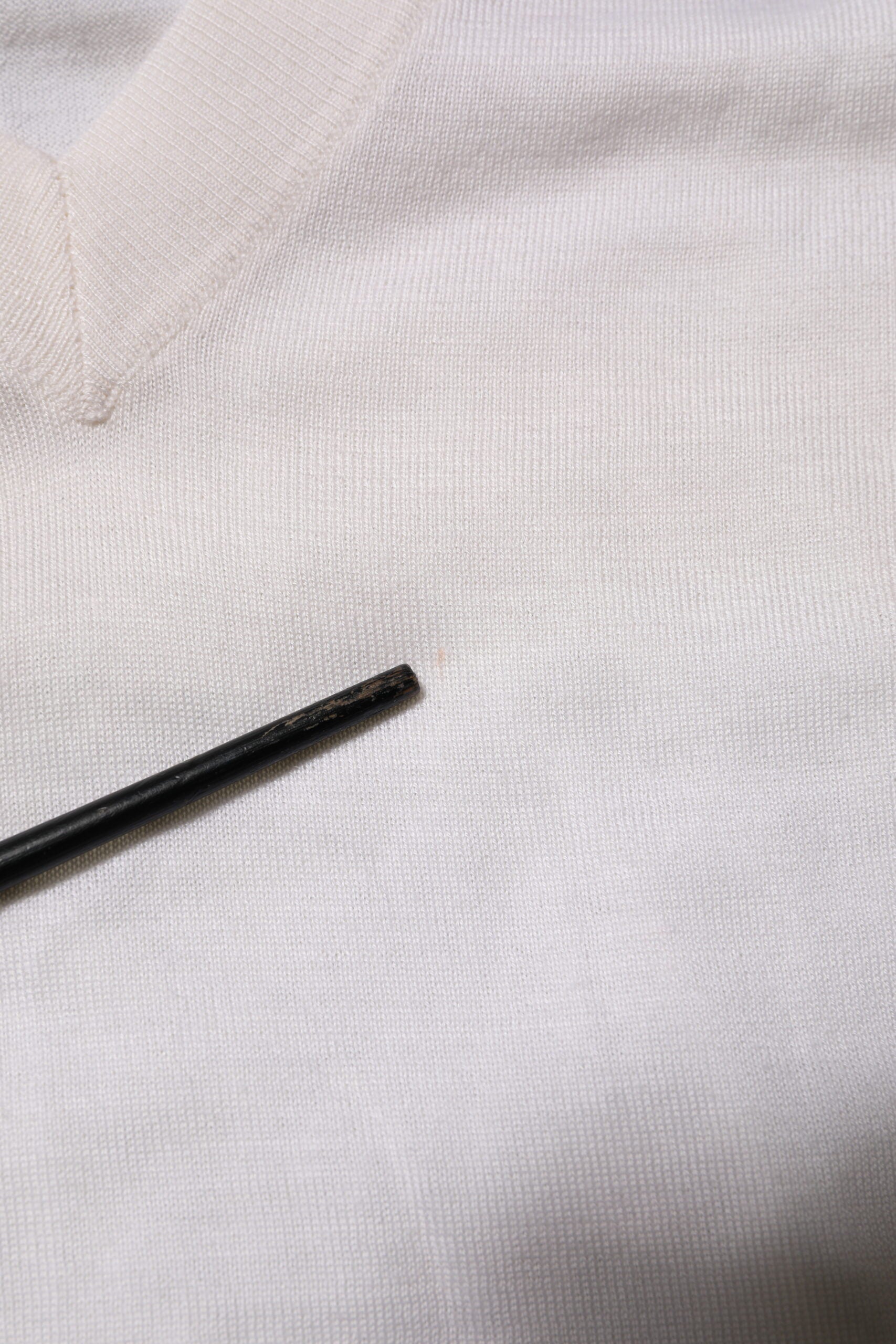 Dolce & Gabbana White Cashmere Logo V-neck Pullover Sweater | Regal Royce